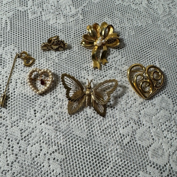 Jewelry - Elegant Gold Brooch Lot